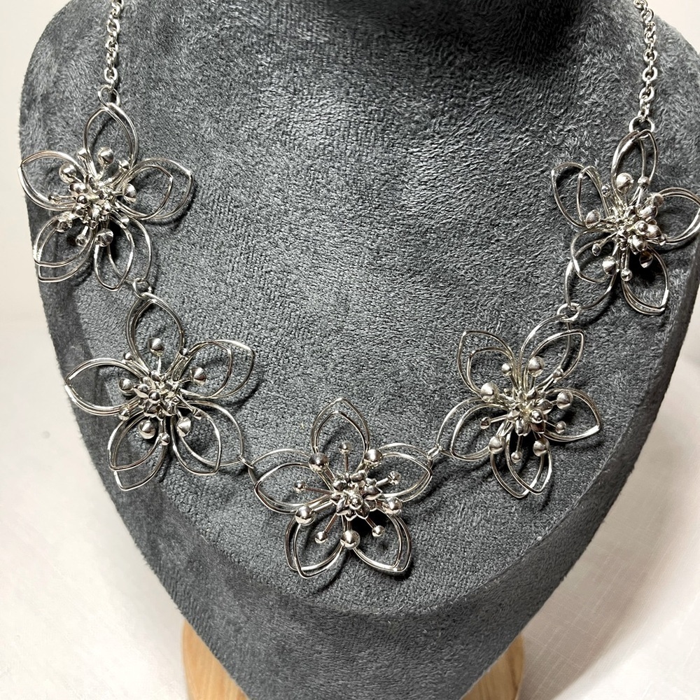 Fun Silver-tone Floral 3D Necklace. Costume jewelry